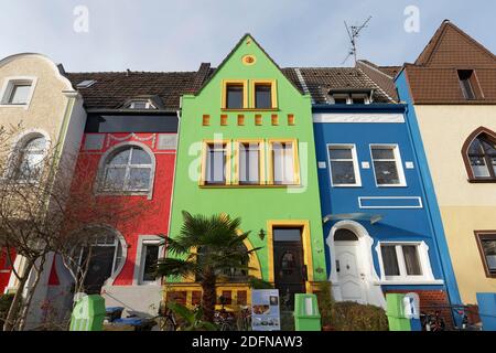 Jugendstil-Häuserzeile mit farbigen Fassaden, Düsseldorf-Holthausen, Nordrhein-Westfalen, Deutschland Stockfoto