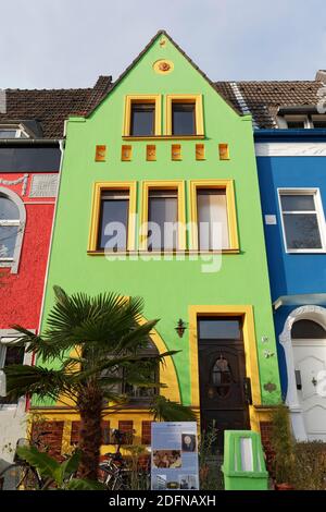 Jugendstil-Häuserzeile mit farbigen Fassaden, Düsseldorf-Holthausen, Nordrhein-Westfalen, Deutschland Stockfoto