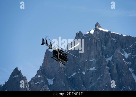 Helikopter vor dem Gipfel der Aiguille du Midi, Bergrettung, Bergrettung, Mont Blanc Massiv, Chamonix, Haute-Savoie, Frankreich Stockfoto