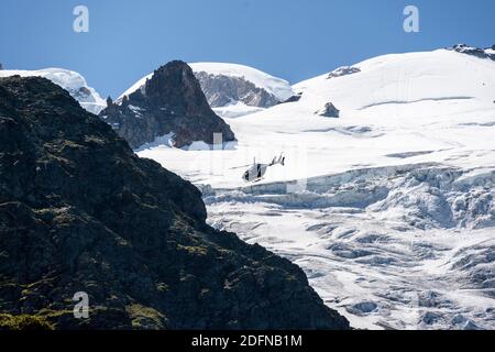 Helikopter fliegt über Gletscher, Bergrettung, Bergrettung, Mont Blanc Massiv, Chamonix, Haute-Savoie, Frankreich Stockfoto