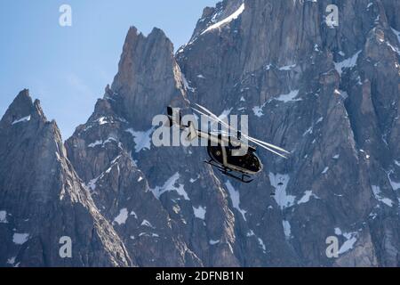 Hubschrauber vor Bergen, hinter Aiguille du Midi, Bergrettung, Bergrettung, Mont Blanc Massiv, Chamonix, Haute-Savoie, Frankreich Stockfoto