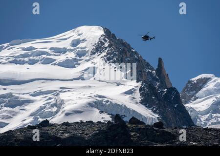 Helikopter fliegt über Gletscher, Bergrettung, Bergrettung, Mont Blanc Massiv, Chamonix, Haute-Savoie, Frankreich Stockfoto