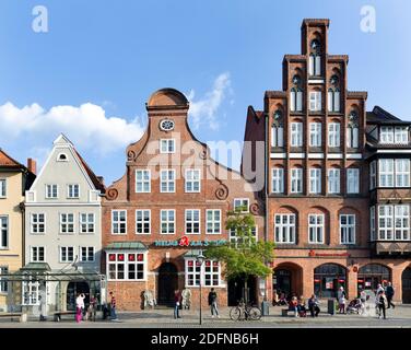 Stadthäuser am Sande, norddeutsche Ziegelhäuser mit Stufengiebeln, Lüneburg, Niedersachsen, Deutschland Stockfoto
