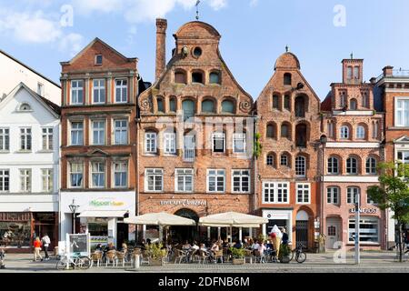 Stadthäuser am Sande, norddeutsche Ziegelhäuser mit Stufengiebeln, Lüneburg, Niedersachsen, Deutschland Stockfoto