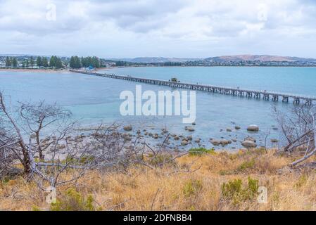 Hölzerner Damm verbindet Victor Harbor mit Granite Island in Australien Stockfoto