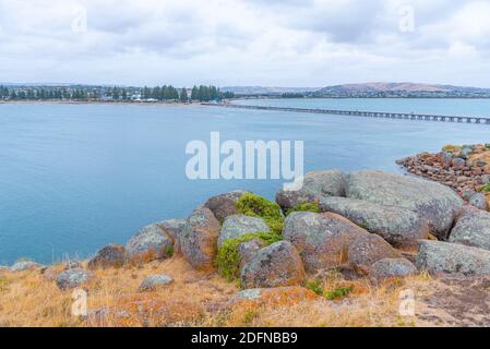 Hölzerner Damm verbindet Victor Harbor mit Granite Island in Australien Stockfoto