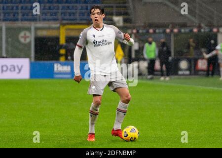 Mailand, Italien. Dezember 2020. Mailand, Italien, San Siro Stadion, 05. Dezember 2020, Aaron Hickey (Bologna FC) während des FC Internazionale gegen Bologna Calcio - Italienische Fußball Serie A Spiel Credit: Luca Rossini/LPS/ZUMA Wire/Alamy Live News Stockfoto