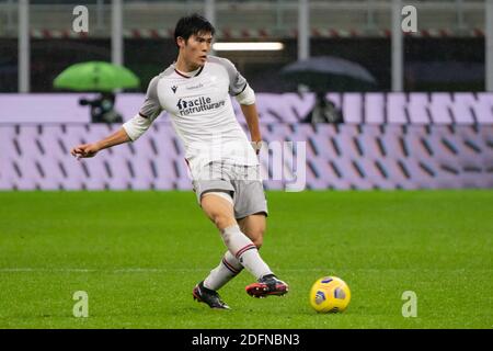 Mailand, Italien. Dezember 2020. Mailand, Italien, San Siro Stadion, 05. Dezember 2020, Takehiro Tomiyasu (Bologna FC) während des FC Internazionale gegen Bologna Calcio - Italienische Fußball Serie A Spiel Credit: Luca Rossini/LPS/ZUMA Wire/Alamy Live News Stockfoto