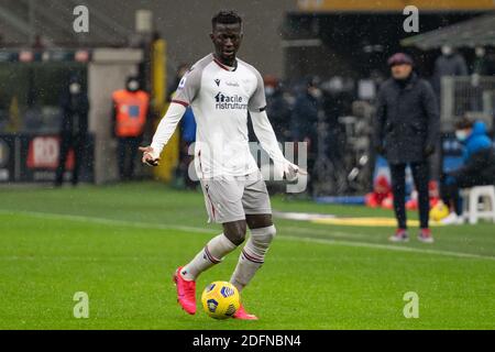 Mailand, Italien. Dezember 2020. Mailand, Italien, San Siro Stadion, 05. Dezember 2020, Musa Barrow (Bologna FC) während FC Internazionale gegen Bologna Calcio - Italienische Fußball Serie A Spiel Credit: Luca Rossini/LPS/ZUMA Wire/Alamy Live News Stockfoto