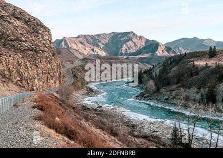 Der Chuysky-Trakt ist die Hauptstraße in den Altai-Bergen und dem Fluss. Wunderschöne Winterlandschaft. Stockfoto