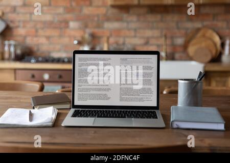 Nahaufnahme des legeren Arbeitsplatzes von Freiberuflern, Home Office. Stockfoto