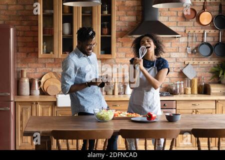 Happy junge afroamerikanische Familienpaar Spaß, Zubereitung von Essen. Stockfoto