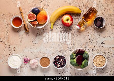 Produkte für gesunden Darm. Natürliche Nahrung für den Darm. Draufsicht. Stockfoto