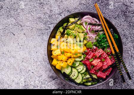 Hawaiianische Thunfisch-Schale mit Algen, Avocado, Mango, Gurke, Draufsicht. Stockfoto