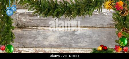 Weihnachtszeit Konzept. Oben Doppelbordüre mit Verzierungen über einem Holzhintergrund. Stockfoto