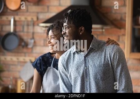 Glücklich junge Bonding afroamerikanischen Paar träumen drinnen. Stockfoto