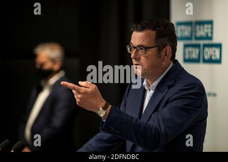 Premier Daniel Andrews spricht während einer Pressekonferenz und kündigt die weiteren Schritte zur Lockerung der Einschränkungen an.nach 37 Tagen ohne neue Fälle von Coronavirus, lockert der viktorianische Premier Daniel Andrews die Beschränkungen für Versammlungen im Haus, Die Verwendung von Masken und der Übergang zu einem System der Dichte Grenzen anstatt Kappen auf die Anzahl der Menschen in Gaststätten. Stockfoto