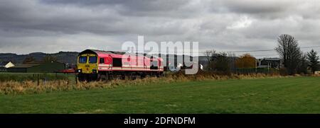 Pink Freightliner Diesel Lok 66587 hat gerade Hoscar passiert Bahnhof auf der Wigan nach Southport Bahnlinie auf A Fahrtrainingsreise Stockfoto