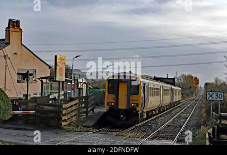 Ein Northern Diesel Zug fährt durch den Landbahnhof bei Hoscar zwischen Burscough und Parbold mit einem Service von Southport nach Stalybridge. Stockfoto