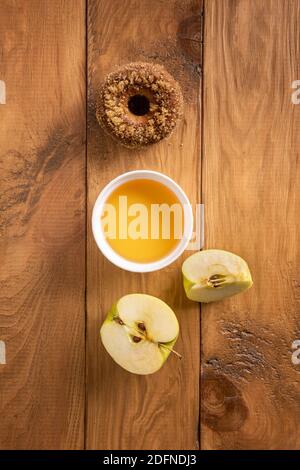 Ein hausgemachter Apfelwein mit Zucker, Apfelwein und Apfel auf einem natürlichen Holztisch. Bereit, Snack zu essen. Hausgemachte Speisen mit Zutaten. Direkt Stockfoto