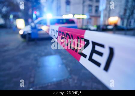 06. Dezember 2020, Hessen, Frankfurt/Main: Eine flatternde Bande der Stadtpolizei schließt früh am Morgen ein Wohngebiet im Stadtteil Gallus, nachdem in der Nähe eine 500 Kilogramm schwere Bombe aus dem Zweiten Weltkrieg gefunden wurde, die im Laufe des Tages entschärft werden soll. Aufgrund der Menge an Sprengstoff und der Konstruktion der britischen Bombe war ein großer Evakuierungsradius notwendig. Foto: Frank Rumpenhorst/dpa Stockfoto