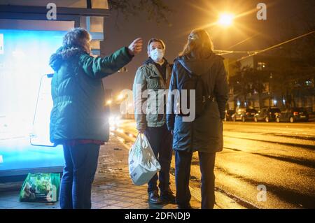 06. Dezember 2020, Hessen, Frankfurt/Main: (L-R) Danuta Neise, Klaus-Dieter hört und seine Frau Christine stehen am frühen Morgen an einer Straßenbahnhaltestelle, nachdem sie ihr Wohngebiet im Gallus-Kreis verlassen haben. In der Nähe war eine 500 Kilogramm schwere Bombe aus dem Zweiten Weltkrieg gefunden worden, die im Laufe des Tages entschärft werden soll. Aufgrund der Menge an Sprengstoff und der Konstruktion der britischen Bombe war ein großer Evakuierungsradius notwendig. Foto: Frank Rumpenhorst/dpa Stockfoto