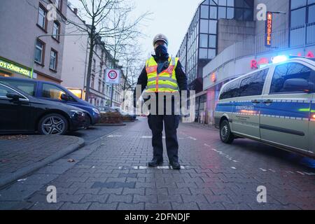 06. Dezember 2020, Hessen, Frankfurt/Main: Ein Mitarbeiter der Stadtpolizei schließt früh am Morgen ein Wohngebiet im Stadtteil Gallus, nachdem in der Nähe eine 500 Kilogramm schwere Bombe aus dem Zweiten Weltkrieg gefunden wurde, die im Laufe des Tages entschärft werden soll. Aufgrund der Menge an Sprengstoff und der Konstruktion der britischen Bombe war ein großer Evakuierungsradius notwendig. Foto: Frank Rumpenhorst/dpa Stockfoto