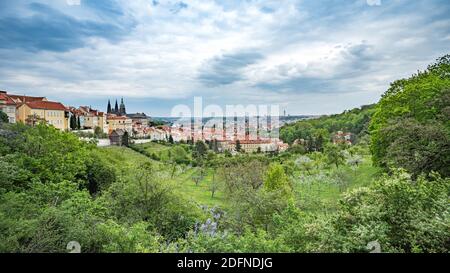 Blick auf die Prager Burg über dem roten Dach von Petrin im Sommer, Prag, Tschechische Republik. Malerische Aussicht auf Prag Stadt, Prager Burg mit Blick auf rot Stockfoto