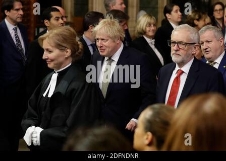 Datei-Foto vom 19/12/19 von Premierminister Boris Johnson und dem damaligen Oppositionsführer der Labour Party Jeremy Corbyn, der während der Eröffnung des Parlaments durch Königin Elizabeth II. Im Londoner Palace of Westminster durch die Mitgliederlobby im Unterhaus ging. Am 13. Dezember 2020 jährt sich zum ersten Mal der Wahlsieg von Johnson. Stockfoto