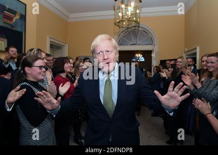 Datei Foto vom 15/12/19 von Premierminister Boris Johnson, als er von Mitarbeitern in 10 Downing Street, London begrüßt wird, nachdem er Königin Elizabeth II. Treffen und ihre Einladung zur Bildung einer neuen Regierung annehmen. Am 13. Dezember 2020 jährt sich zum ersten Mal der Wahlsieg von Johnson. Stockfoto