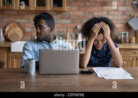 Gestresste junge verheiratete afrikanische Ethnizität Paar mit finanziellen Problemen. Stockfoto