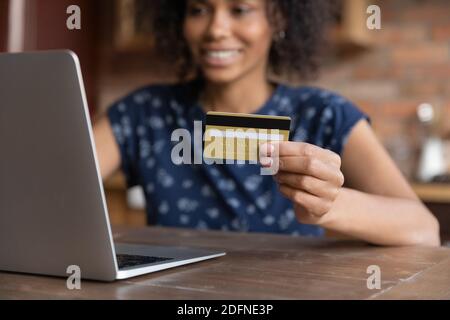 Happy Millennial gemischte Rennen Frau Kauf von Waren im Internet-Shop. Stockfoto