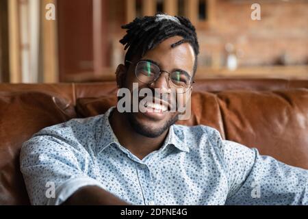 Lächelnd gut aussehende junge afrikanische Ethnizität Mann genießen Videoanruf reden. Stockfoto