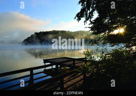 Sonnenaufgang über dem See Stockfoto