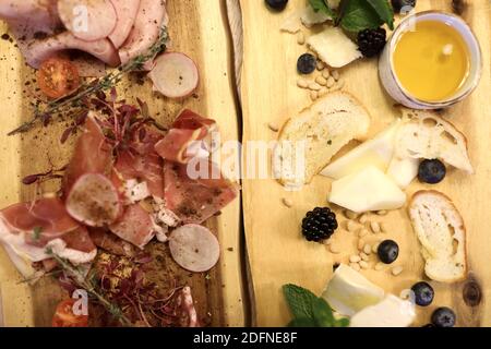 Käse- und Schinkenbretter im italienischen Restaurant Stockfoto