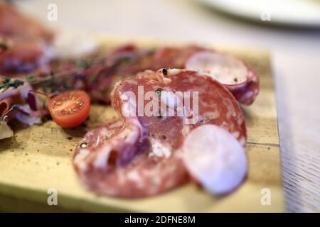 Wurst coppa auf Holzplatte im italienischen Restaurant Stockfoto