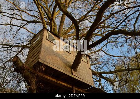 Ein Haus gebaut Baumhaus in einem Shropshire Garten Stockfoto