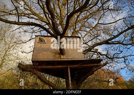 Ein Haus gebaut Baumhaus in einem Shropshire Garten Stockfoto