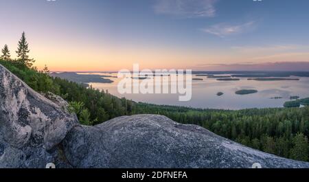 Malerische Landschaft mit See und Sonnenuntergang am Abend im Koli Nationalpark, Finnland Stockfoto