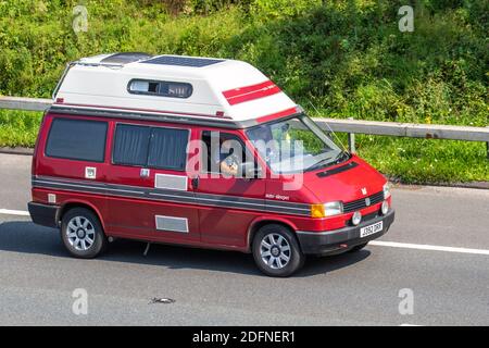 1992 90s Red VW Volkswagen Transporter 62 P SWB Caravan 90s Wohnmobile, Wohnmobil auf britischen Straßen, Wohnmobil-Freizeitfahrzeug, Familienurlaub, Caravaneturlaubungen, Touring Caravan Urlaub, LCV van Conversions, Vanagon autohome, Life on the Road, Großbritannien Stockfoto