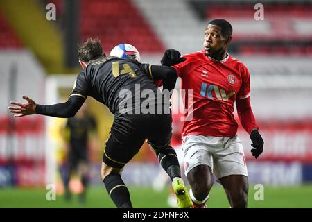 Chuks Aneke #10 von Charlton Athletic und Richard Keogh #4 Von Milton Keynes Dons Herausforderung für den Ball Stockfoto