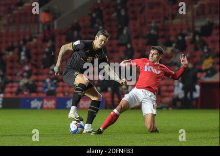 Albie Morgan #19 von Charlton Athletic greift Ben Gladwin #7 an Von Milton Keynes Dons Stockfoto