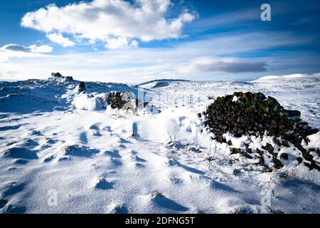 Steinmauer und Schnee, Langstrothdale, Yorkshire Dales Stockfoto