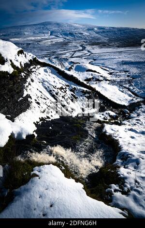 Wasserfall und Schnee, Langstrothdale, Yorkshire Dales Stockfoto