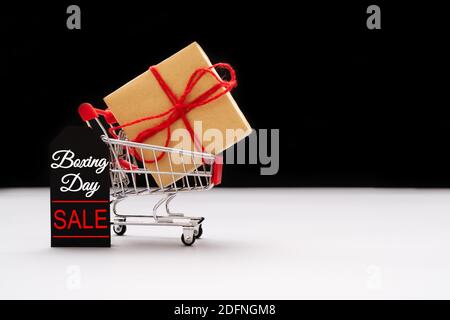 Boxtag Verkauf, Warenkorb und Geschenkbox mit Preisschild Stockfoto