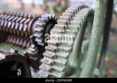 Details der alten Eisenmechanik auf dem Bauernhof Stockfoto