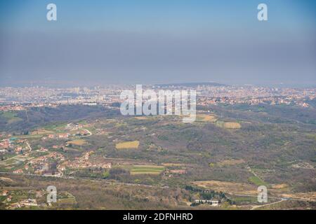 Luftaufnahme der Stadt Belgrad, Hauptstadt Serbiens, von den Hängen des Avala-Gebirges Stockfoto