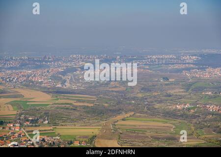 Luftaufnahme der Stadt Belgrad, Hauptstadt Serbiens, von den Hängen des Avala-Gebirges Stockfoto