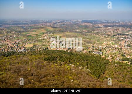 Luftaufnahme der Hänge des Berges Avala, etwas außerhalb von Belgrad, Hauptstadt von Serbien Stockfoto