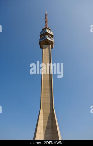 Belgrad / Serbien - 31. März 2019: Der Avala-Turm, 204 Meter hoher Telekommunikationsturm im Avala-Berg in Belgrad, Serbien Stockfoto